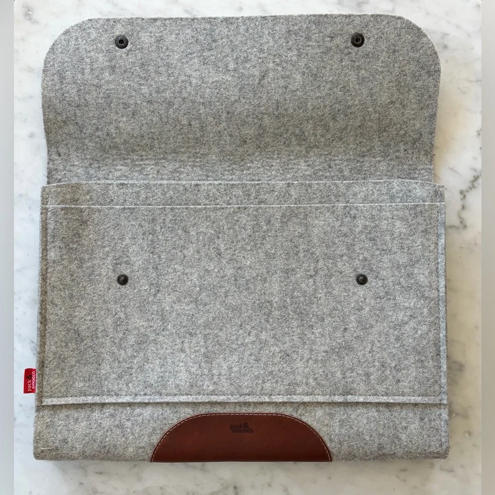 Pack &Smooch Felted Wool and Leather Laptop Sleeve, grey, int. pockets,snap, EUC
